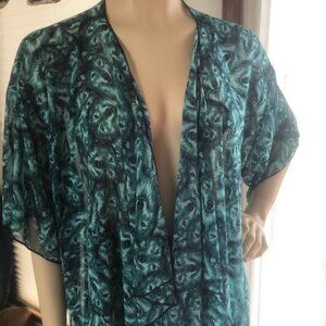 NWT in Mint Condition LuLaRoe Monroe Wolf Kimono Sheer Cover Up Shawl Size Large
